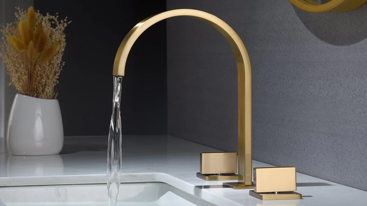 4 Inch Centerset vs. 8 Inch Widespread: Choosing the Right Faucet Size