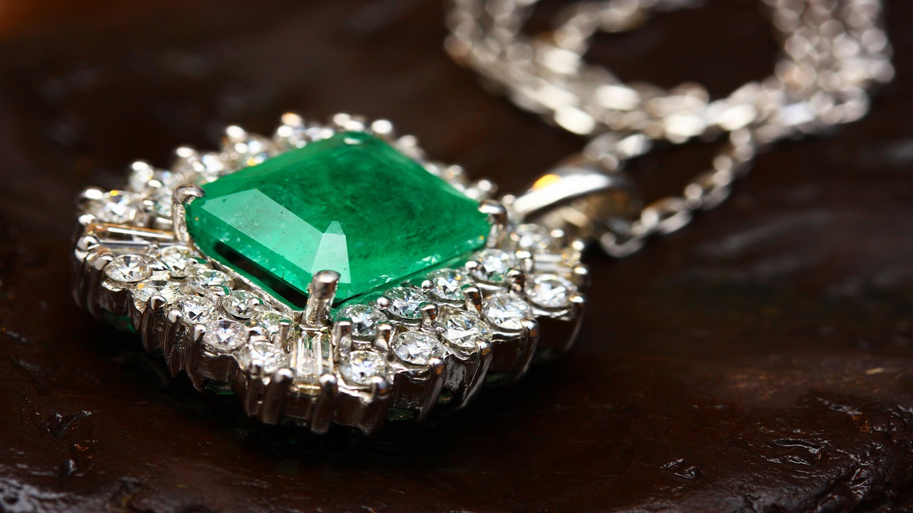 How to Keep Your Jewelry Safe and Secure When You Are Travelling